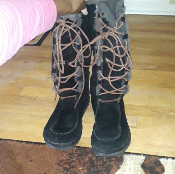 UGG - Picture 1 of 2